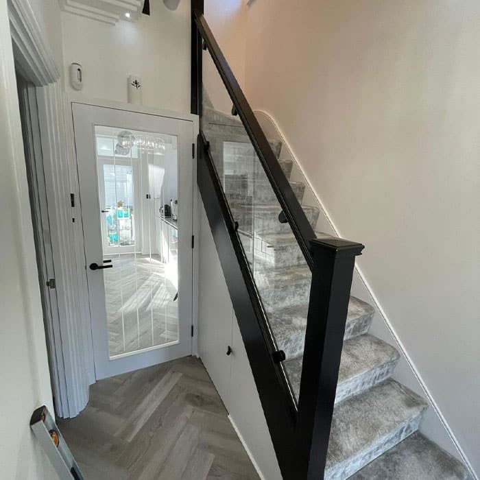 Single pane glass panel staircase